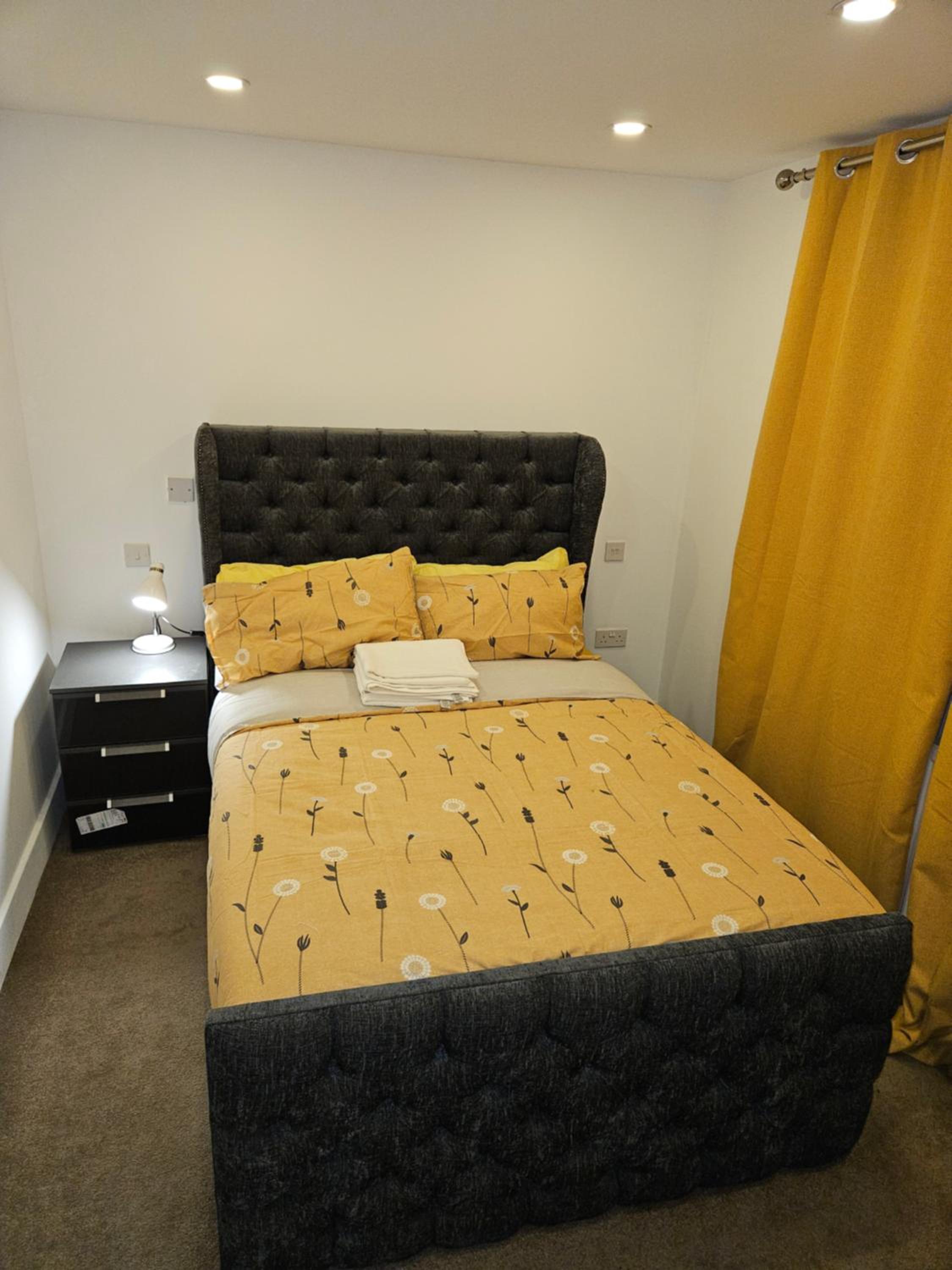 1 Bed Flat - Sleeps 2 - Pets - Garden - Parking