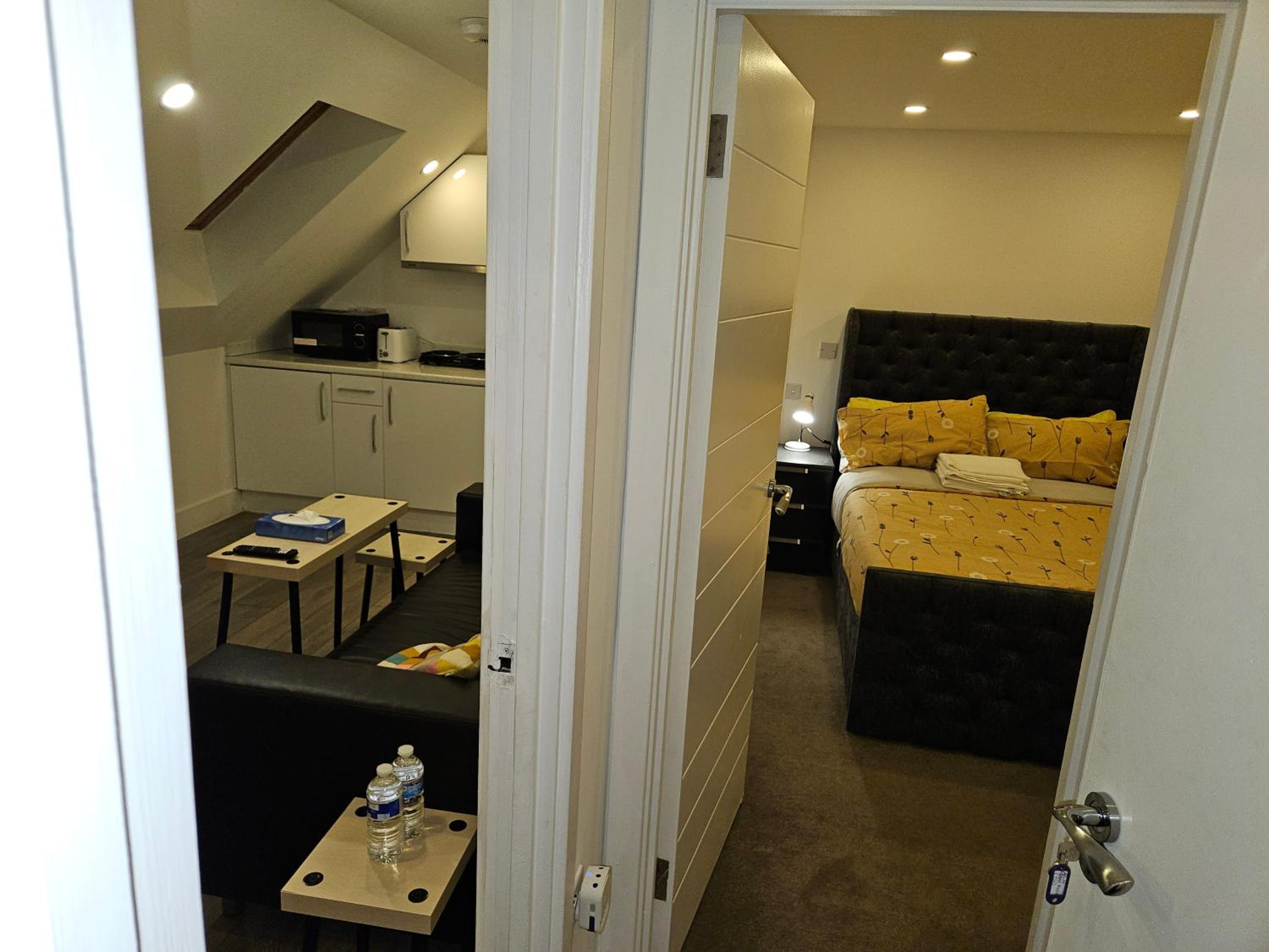 1 Bed Flat - Sleeps 2 - Pets - Garden - Parking