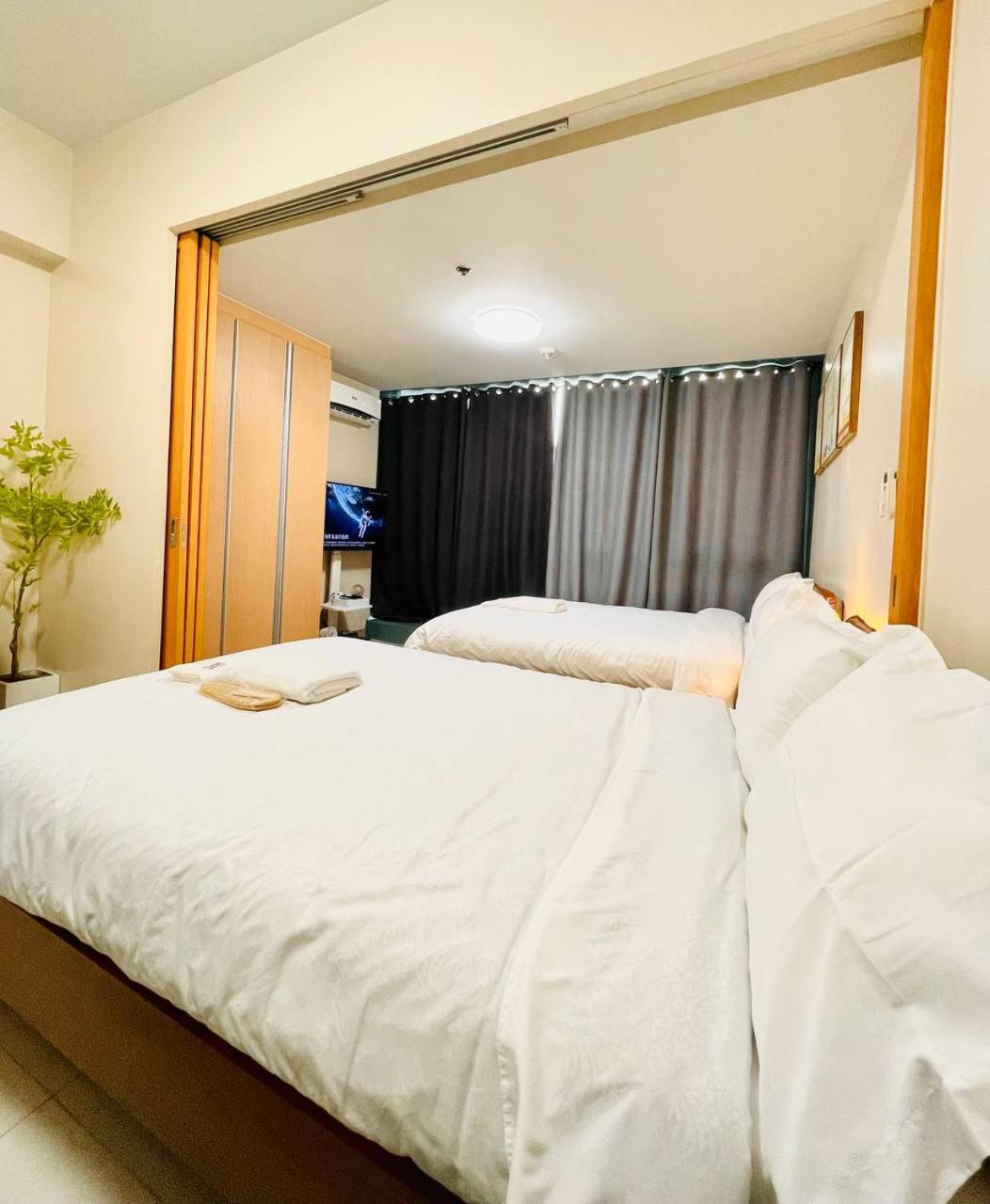 Thompson Suites - 2 beds, One Uptown Residences 28F A - XBOX & Netflix view 3