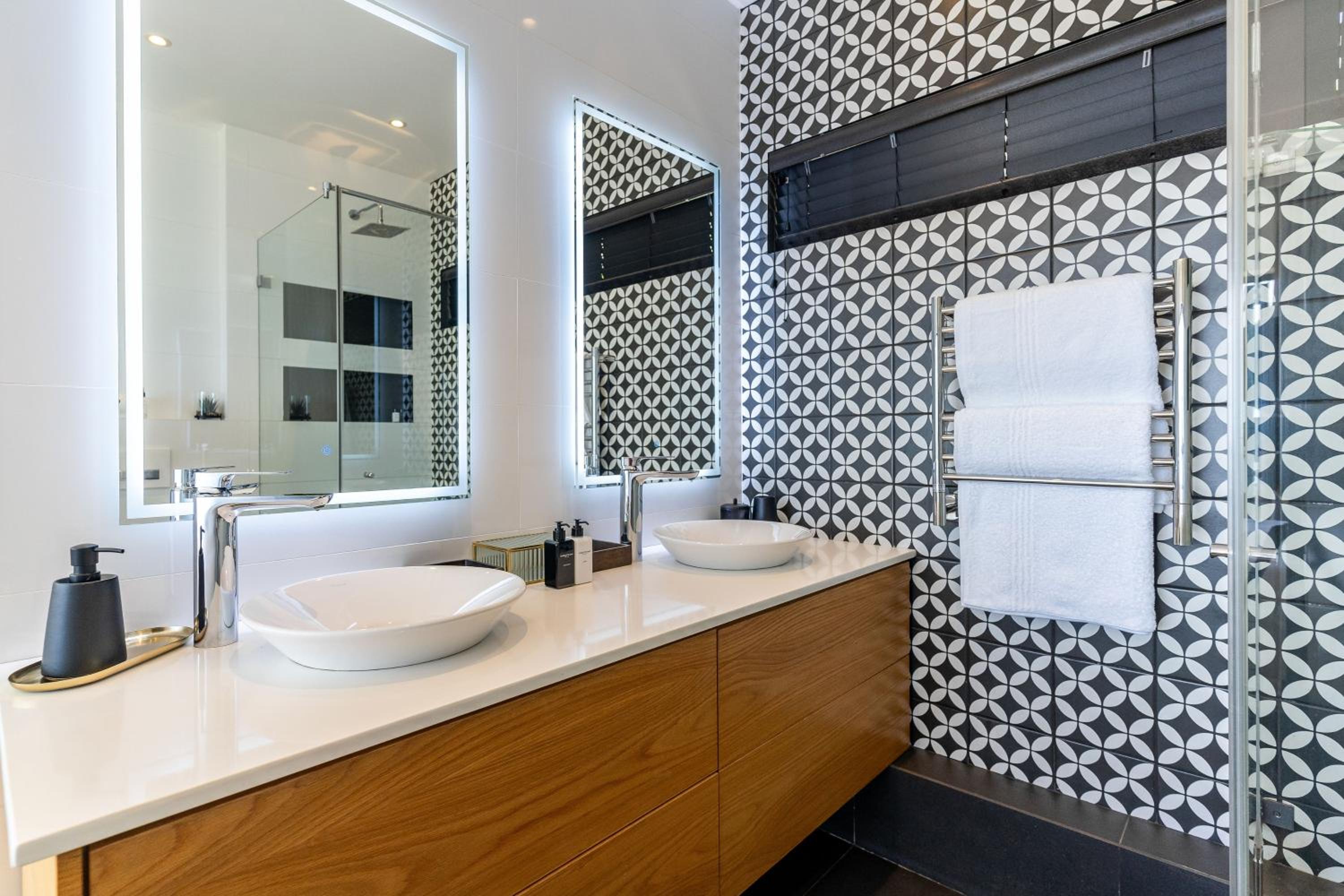 Camps Bay Nest - Townhouse with Ocean Views view 3