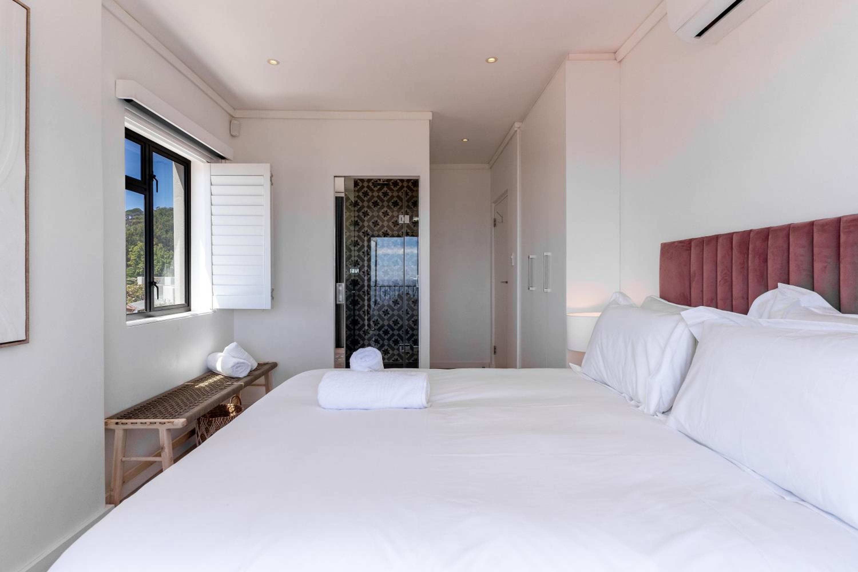 Camps Bay Nest - Townhouse with Ocean Views view 5