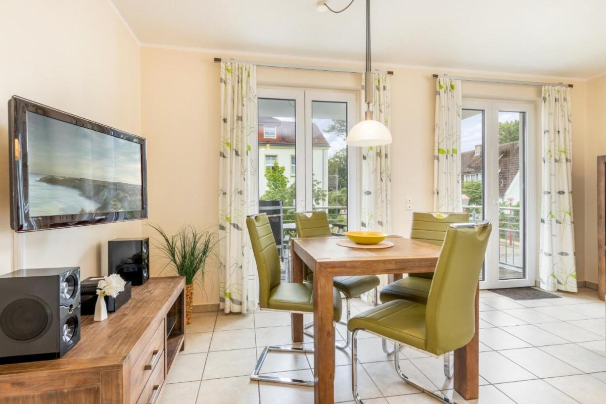 Residenz Margarete mit Balkon und Strandkorb am Strand