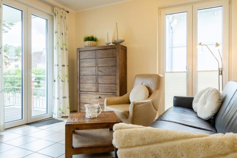 Residenz Margarete mit Balkon und Strandkorb am Strand