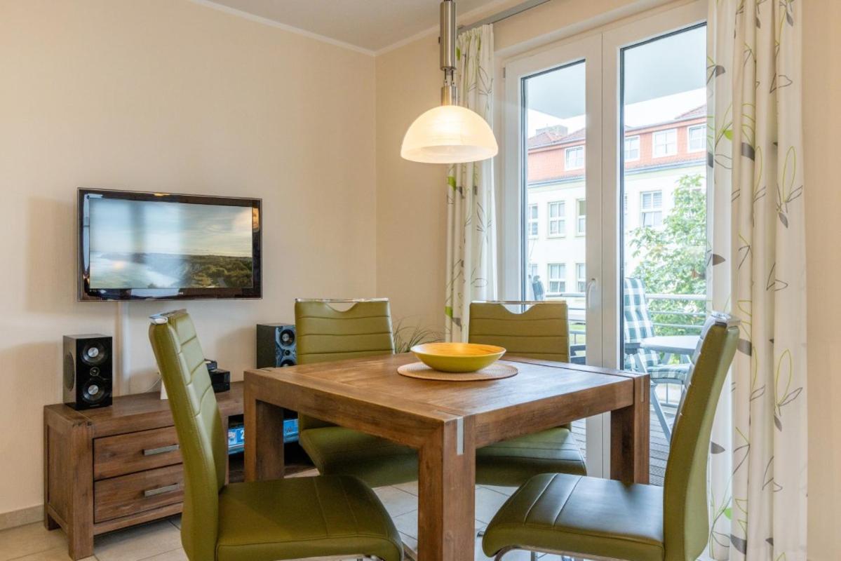 Residenz Margarete mit Balkon und Strandkorb am Strand