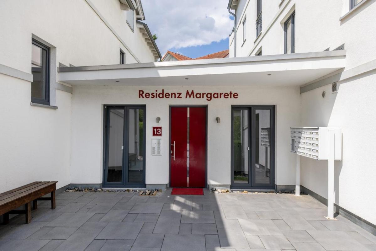 Residenz Margarete mit Balkon und Strandkorb am Strand