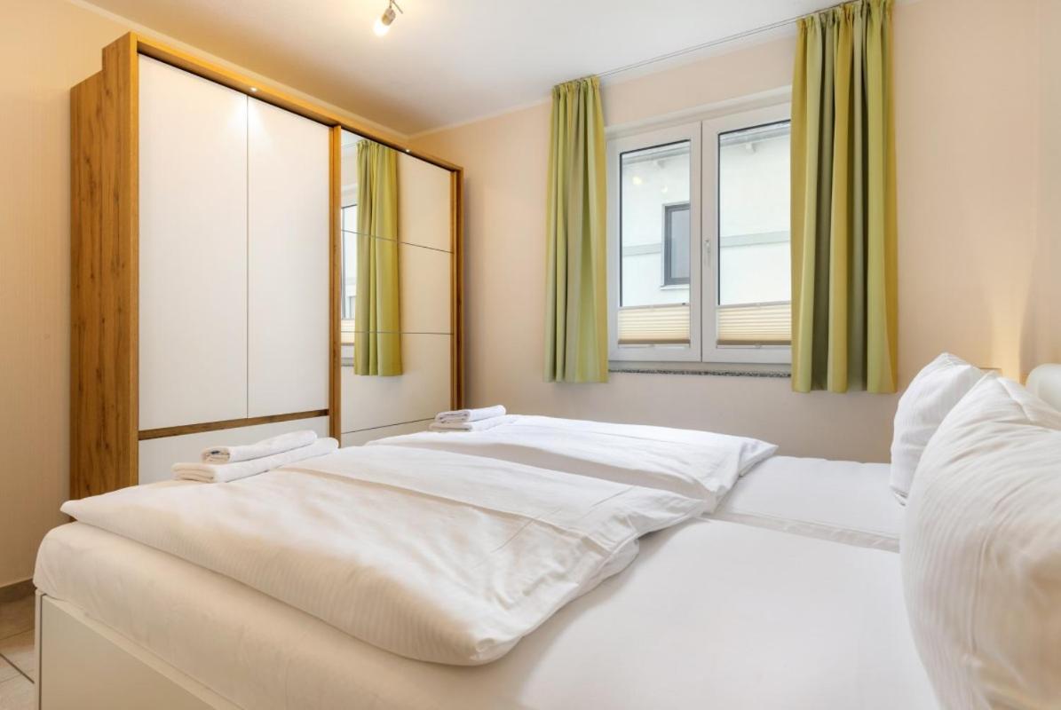 Residenz Margarete mit Balkon und Strandkorb am Strand
