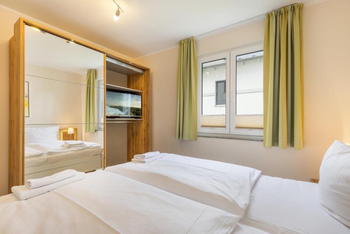 Residenz Margarete mit Balkon und Strandkorb am Strand