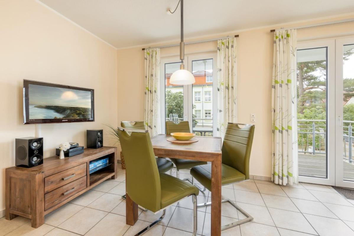 Residenz Margarete mit Balkon und Strandkorb am Strand