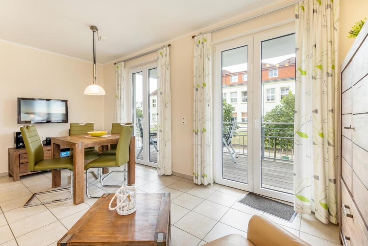 Residenz Margarete mit Balkon und Strandkorb am Strand