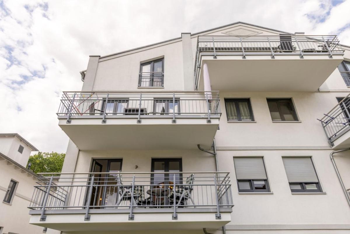 Residenz Margarete mit Balkon und Strandkorb am Strand