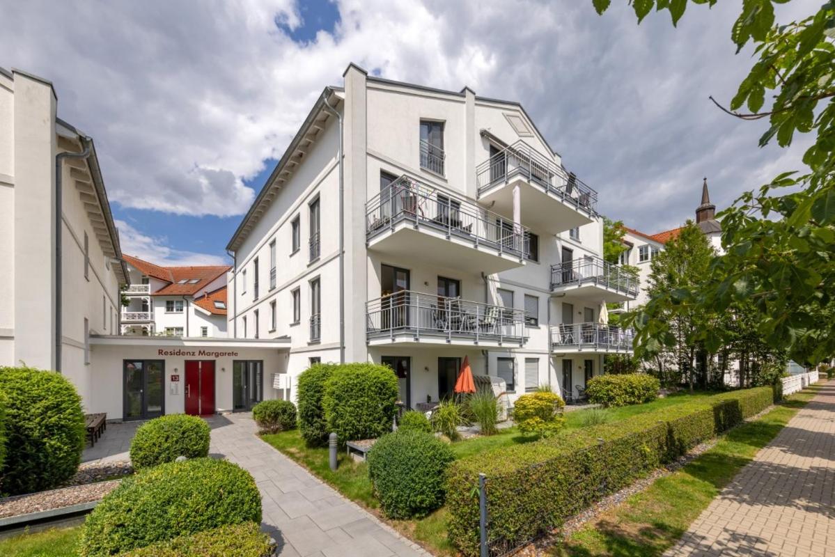 Residenz Margarete mit Balkon und Strandkorb am Strand