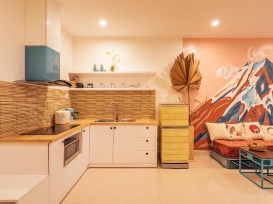 Lovely studio with balcony,5 mins to beach, Hanoi