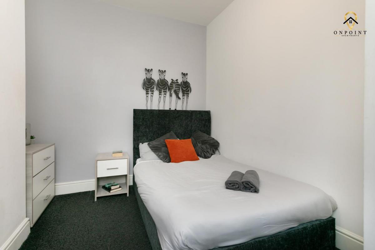 OnPoint - Spacious 4 Bed House view 3