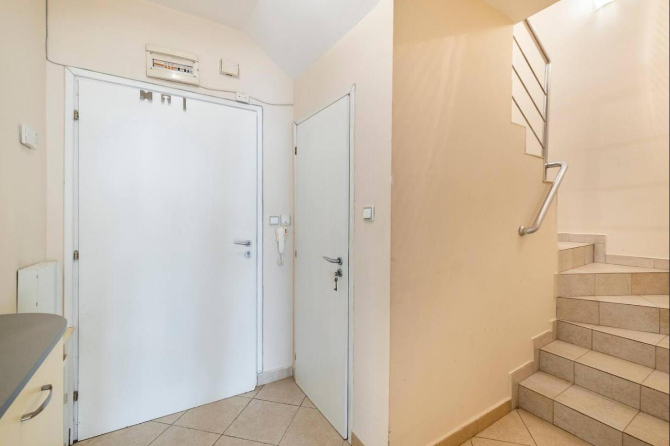 2BDR Duplex Apartment with Parking