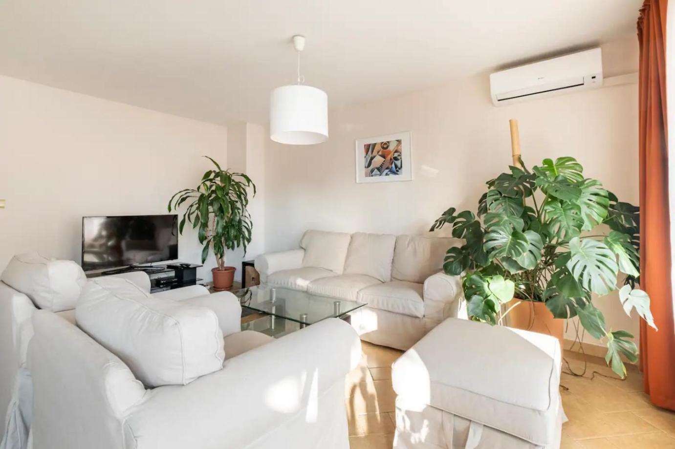 2BDR Duplex Apartment with Parking