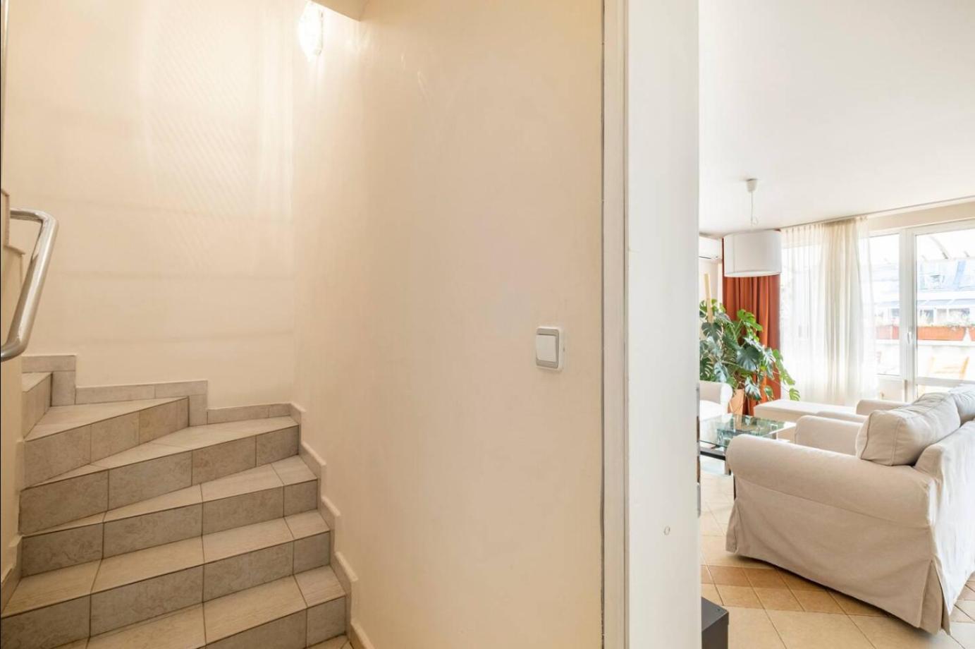 2BDR Duplex Apartment with Parking