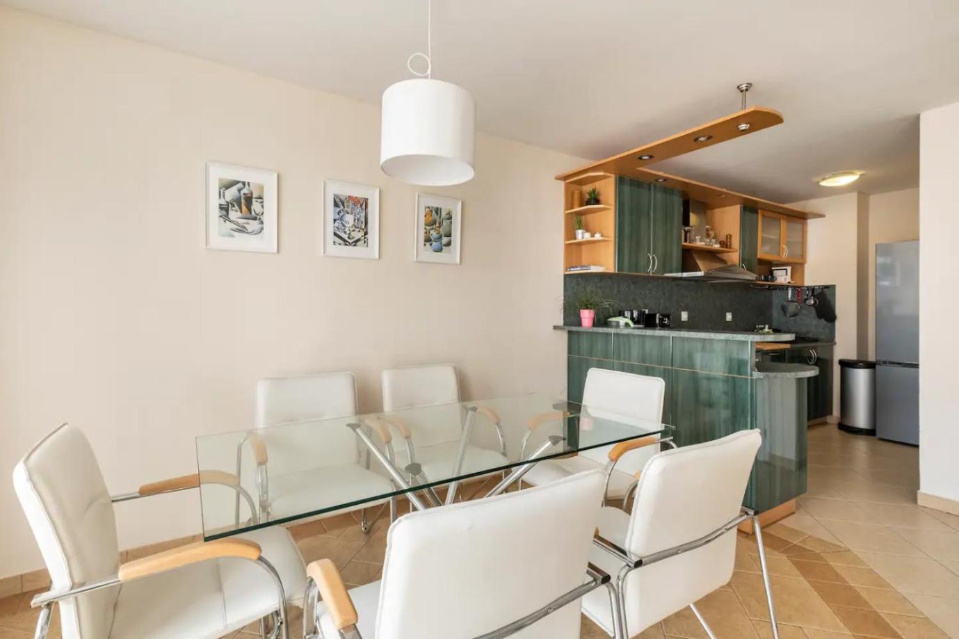 2BDR Duplex Apartment with Parking