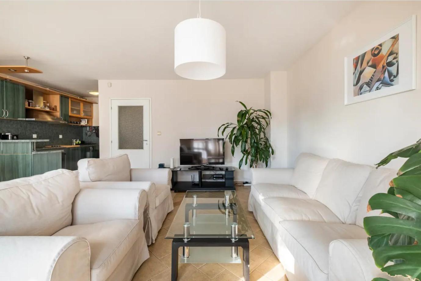 2BDR Duplex Apartment with Parking