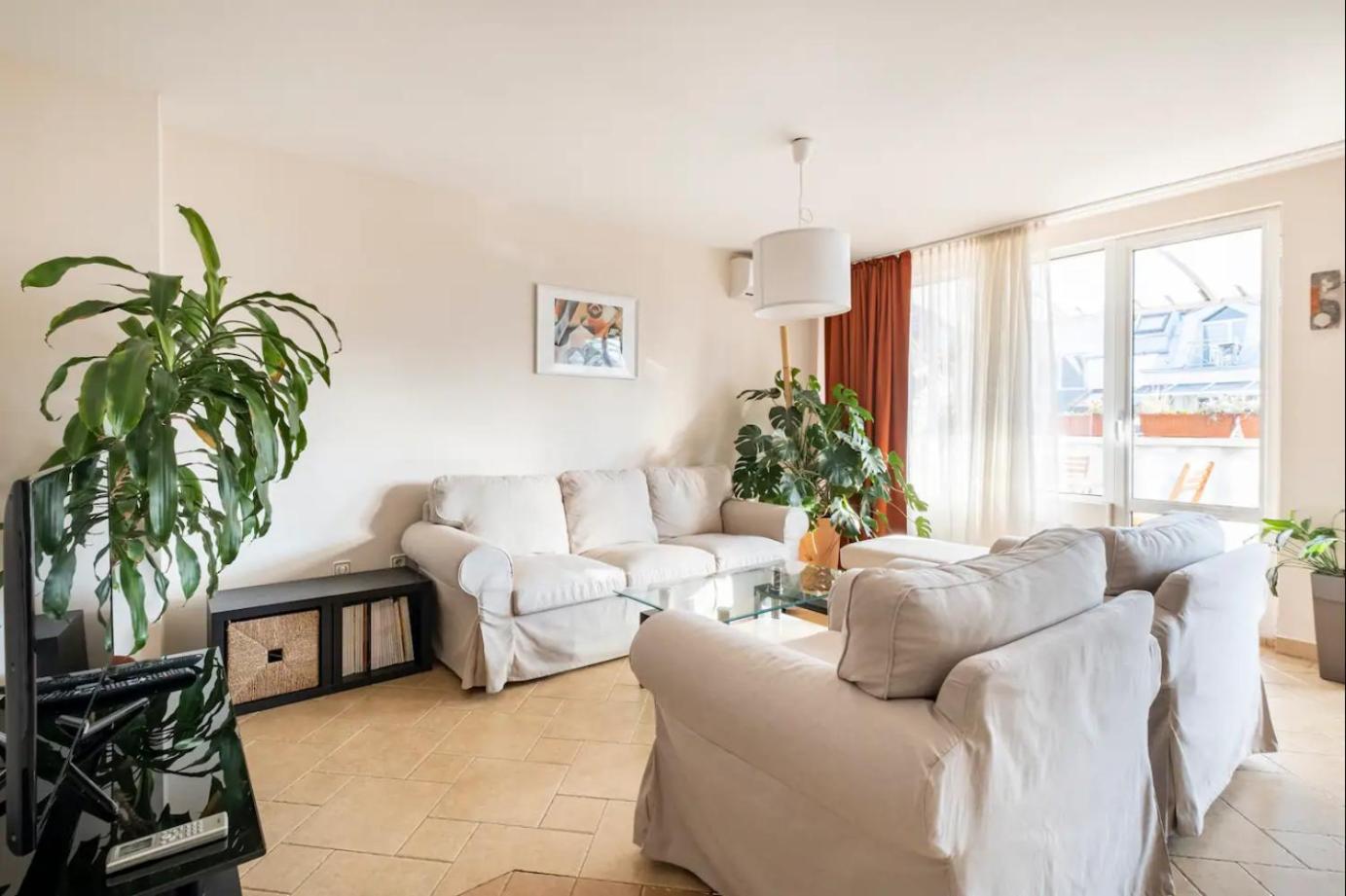 2BDR Duplex Apartment with Parking