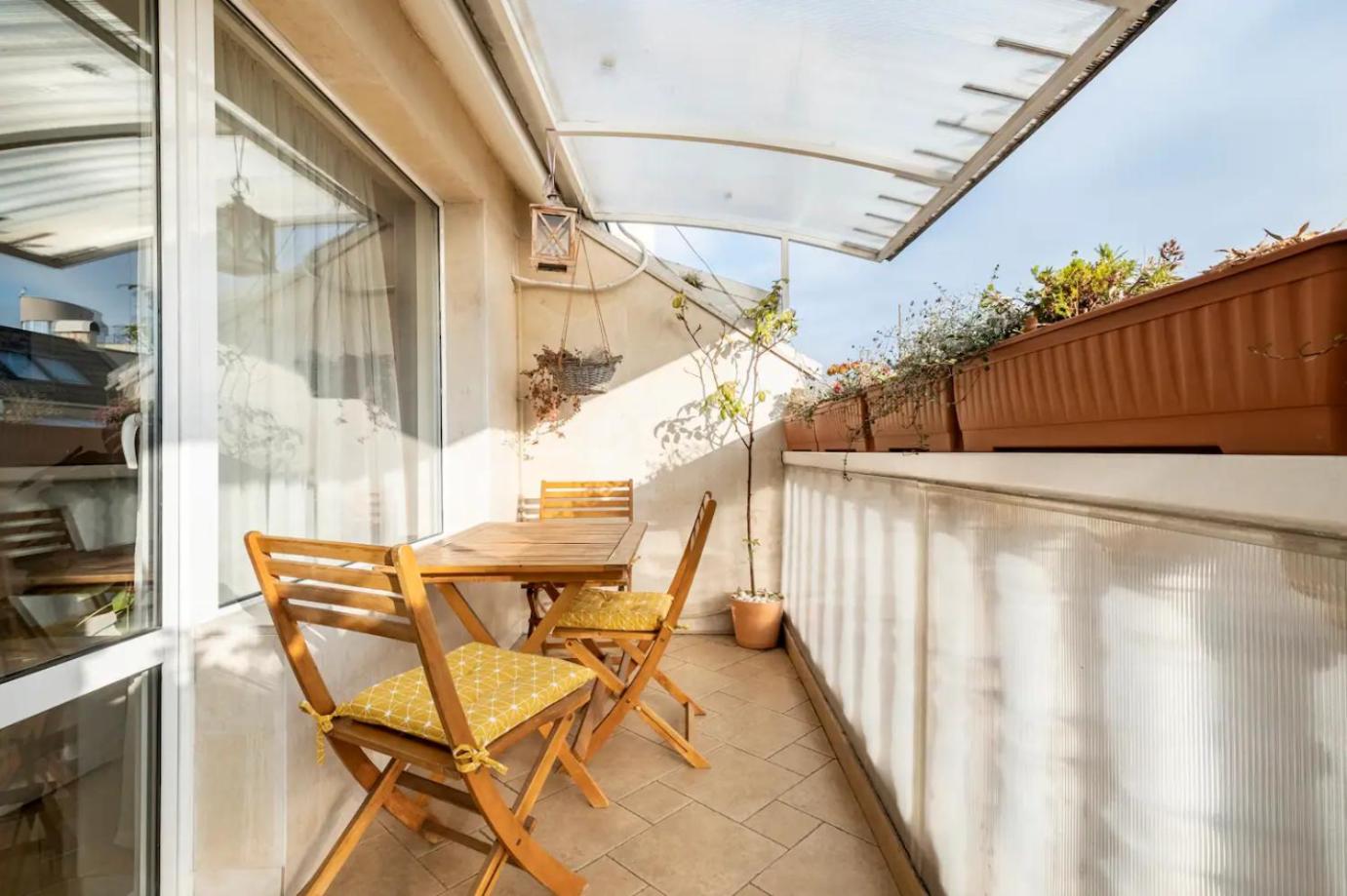 2BDR Duplex Apartment with Parking