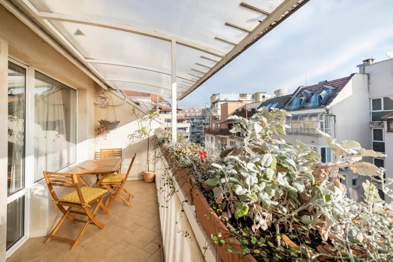 2BDR Duplex Apartment with Parking