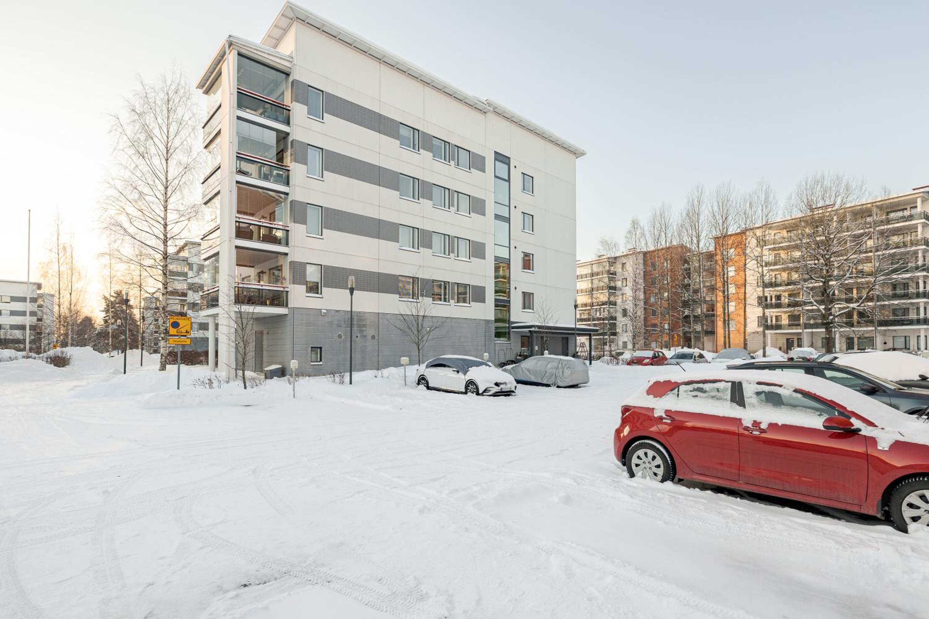 Hennalan Helmi kokonainen huoneisto 73 m2, täydellisellä sijainnilla, ilmainen parkkipaikka