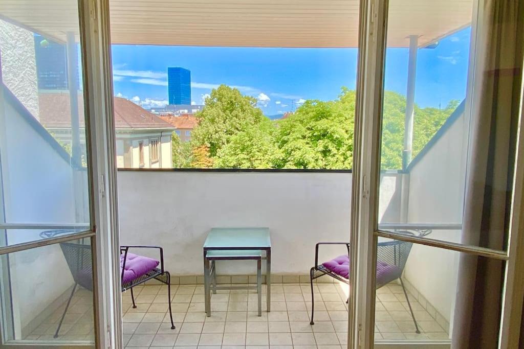 Ganze Wohnung und Balkon,schöne Aussicht,Küche,Bad,Wifi