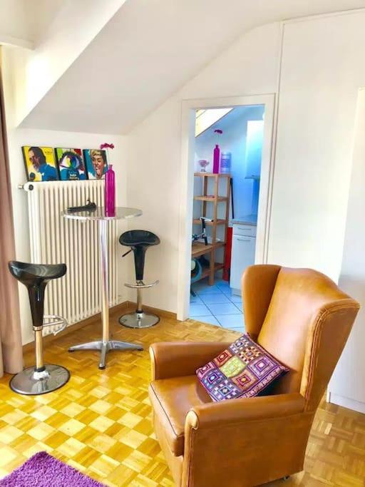 Ganze Wohnung und Balkon,schöne Aussicht,Küche,Bad,Wifi