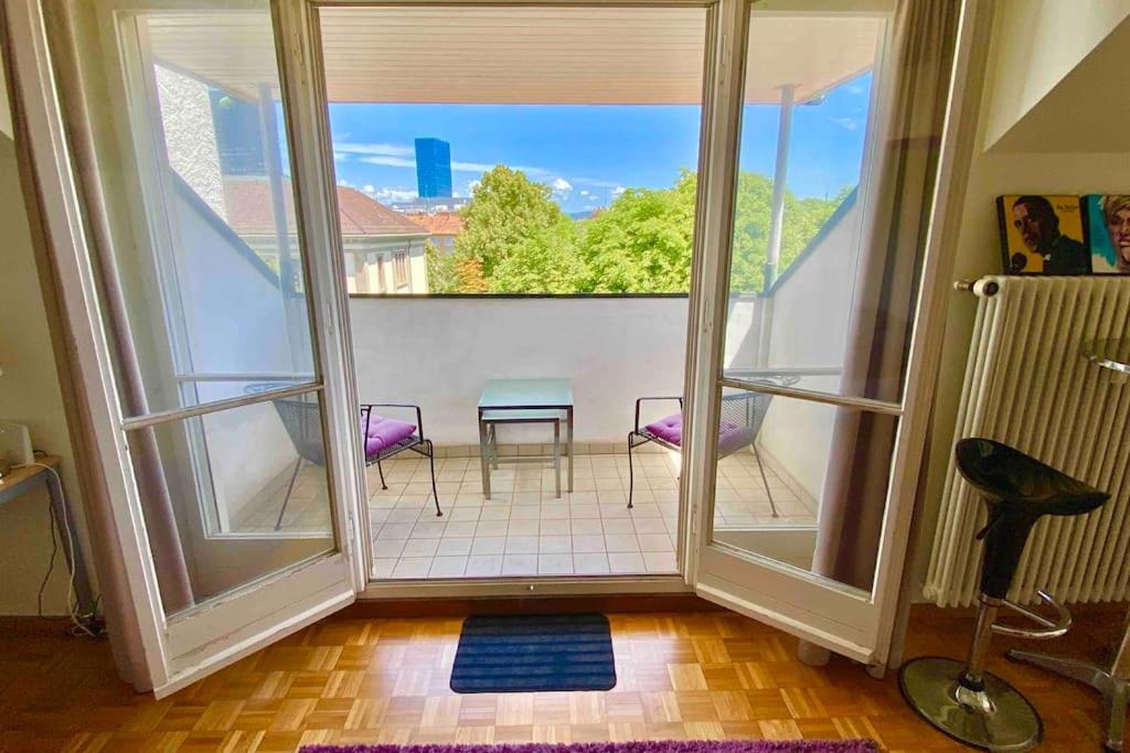 Ganze Wohnung und Balkon,schöne Aussicht,Küche,Bad,Wifi