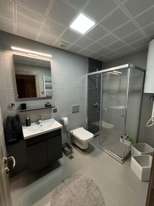 3-Bedroom LUX Apartment view 2