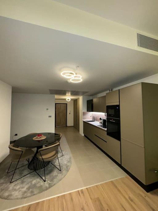 3-Bedroom LUX Apartment view 5