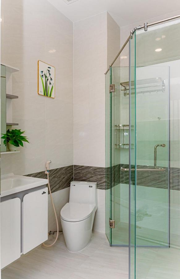 ALOHA SAIGON PREMIUM HOSTEL by Local Travel Experts - Newly opened, Less-touristy location, Spacious rooms, Glass shower bathroom, Free breakfast & Walking