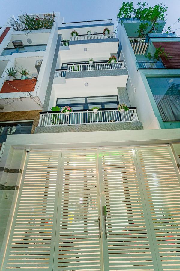 ALOHA SAIGON PREMIUM HOSTEL by Local Travel Experts - Newly opened, Less-touristy location, Spacious rooms, Glass shower bathroom, Free breakfast & Walking
