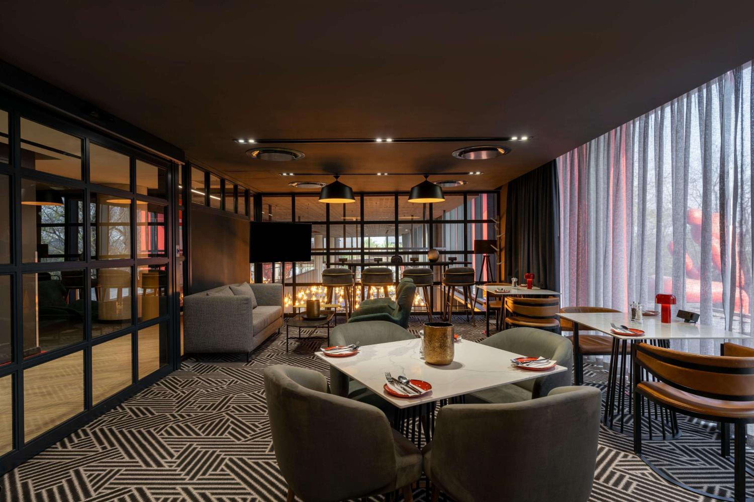 Johannesburg Vacations - Radisson RED Hotel Johannesburg Rosebank - Property Image 22
