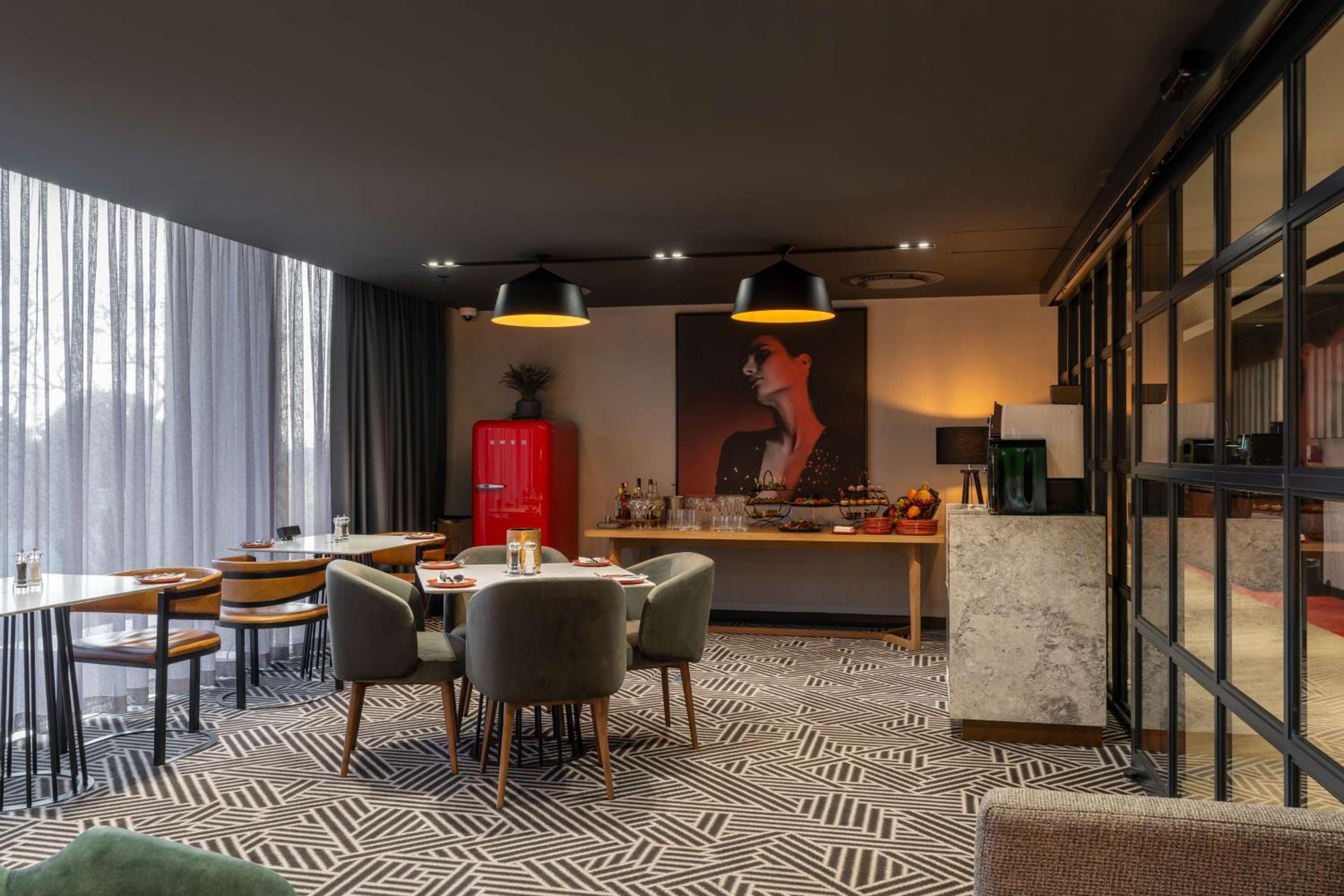 Johannesburg Vacations - Radisson RED Hotel Johannesburg Rosebank - Property Image 23