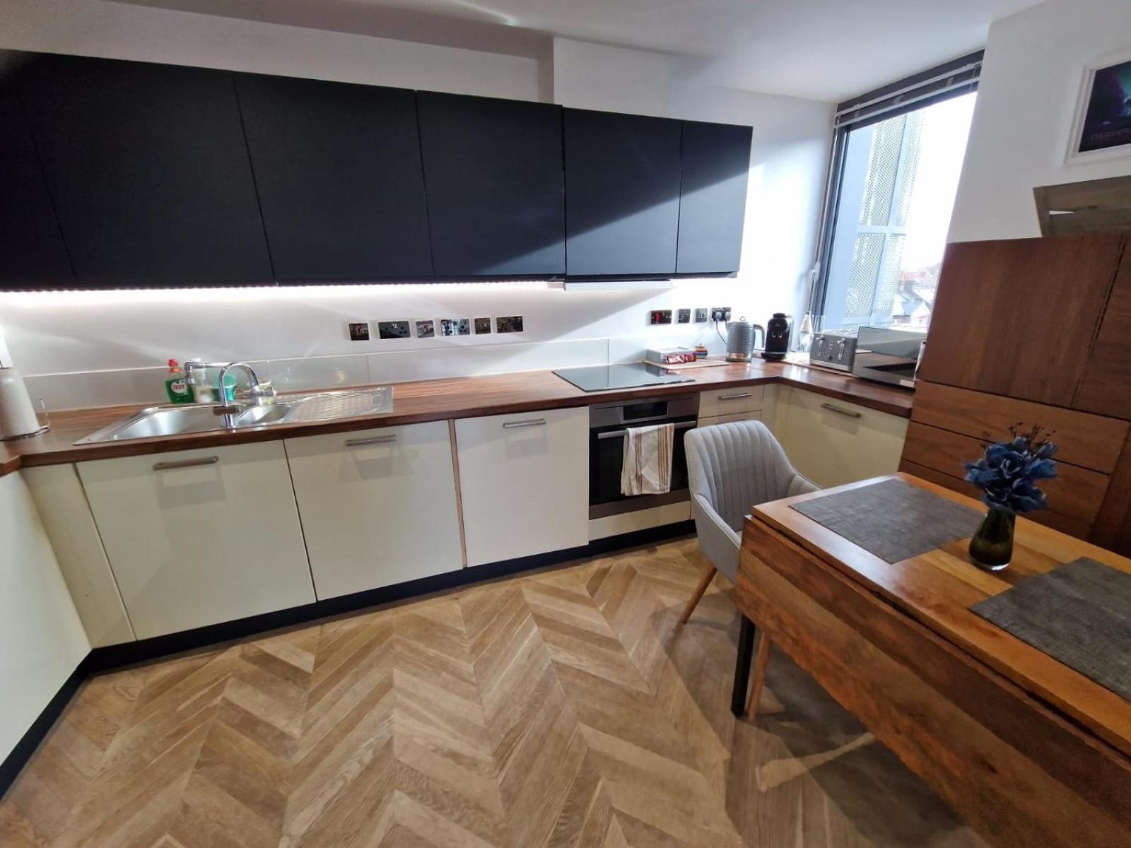 Cosy 1 bedroom apartment with balcony near Chiswick
