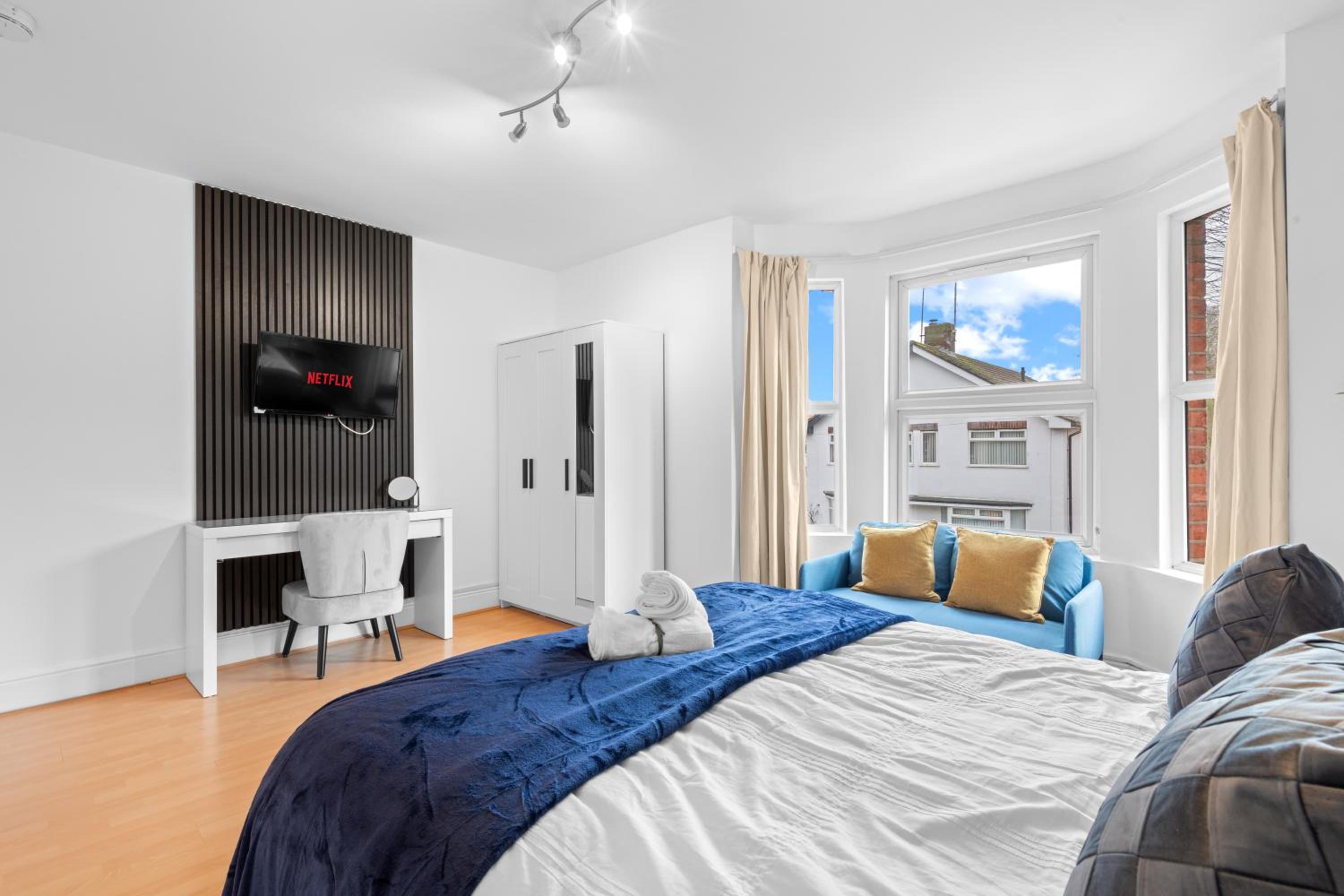 Amazing, Spacious 4BR Home: Weekly or Monthly Stays view 3