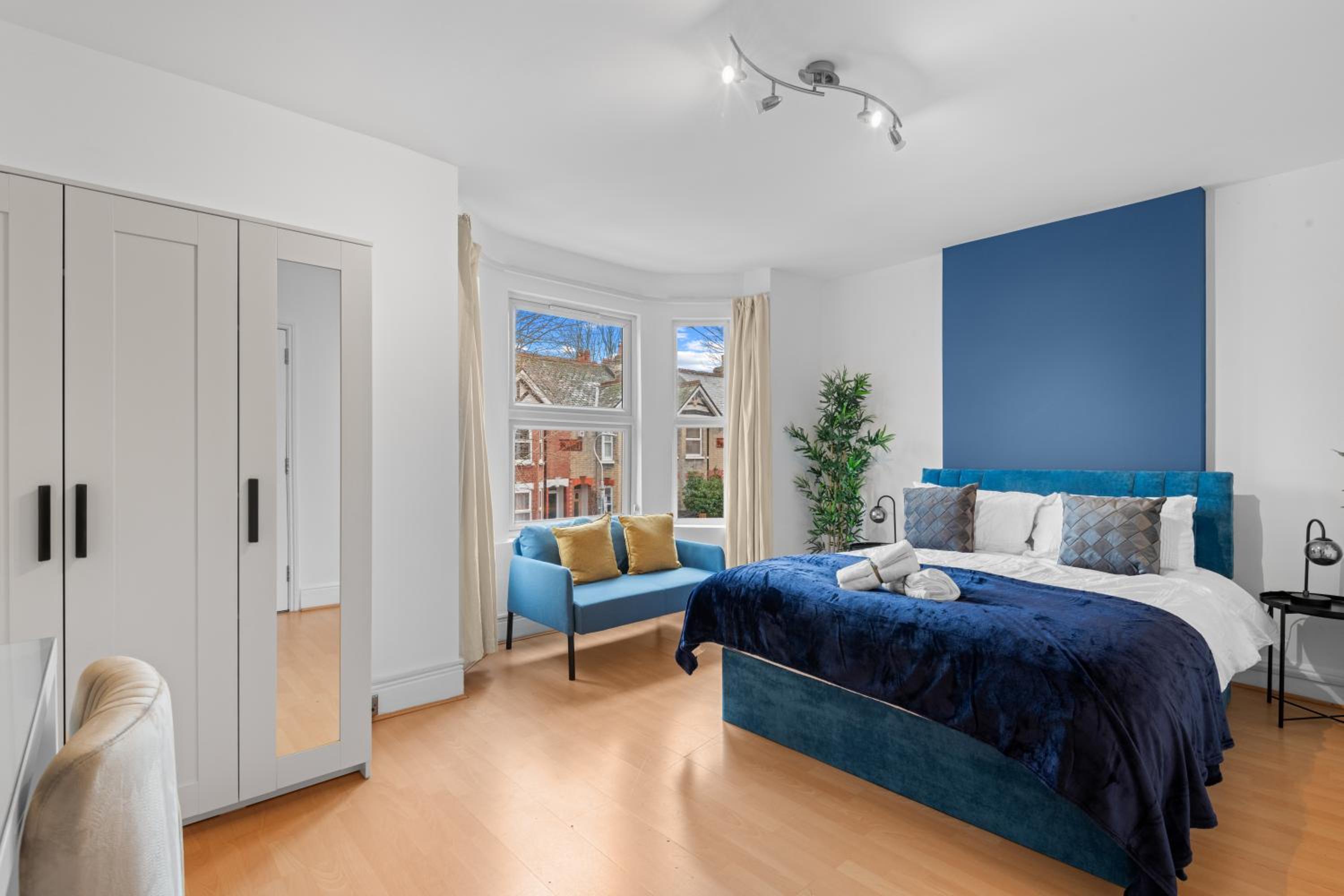 Amazing, Spacious 4BR Home: Weekly or Monthly Stays view 2