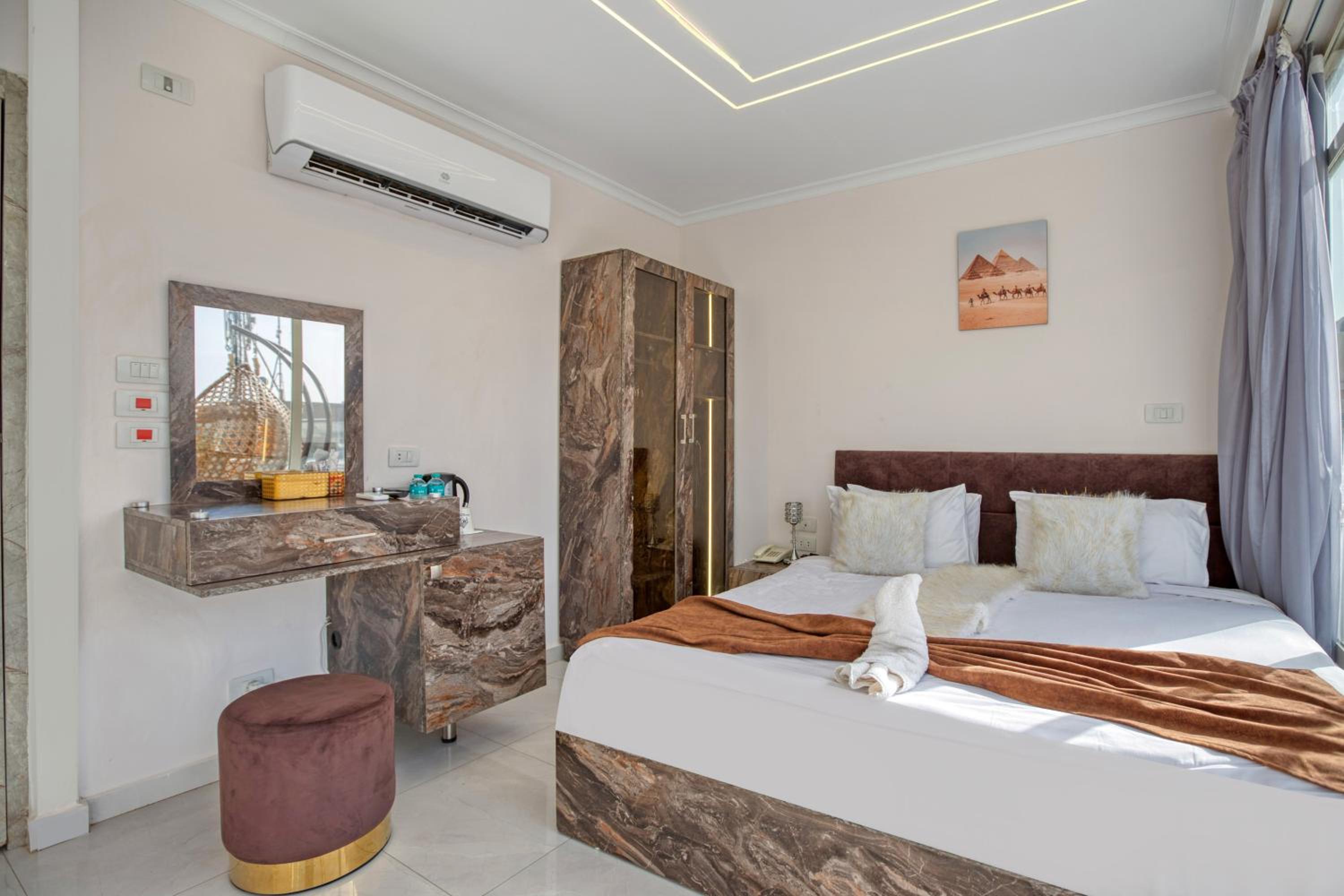 Tree Lounge Pyramids View INN , Sphinx Giza
