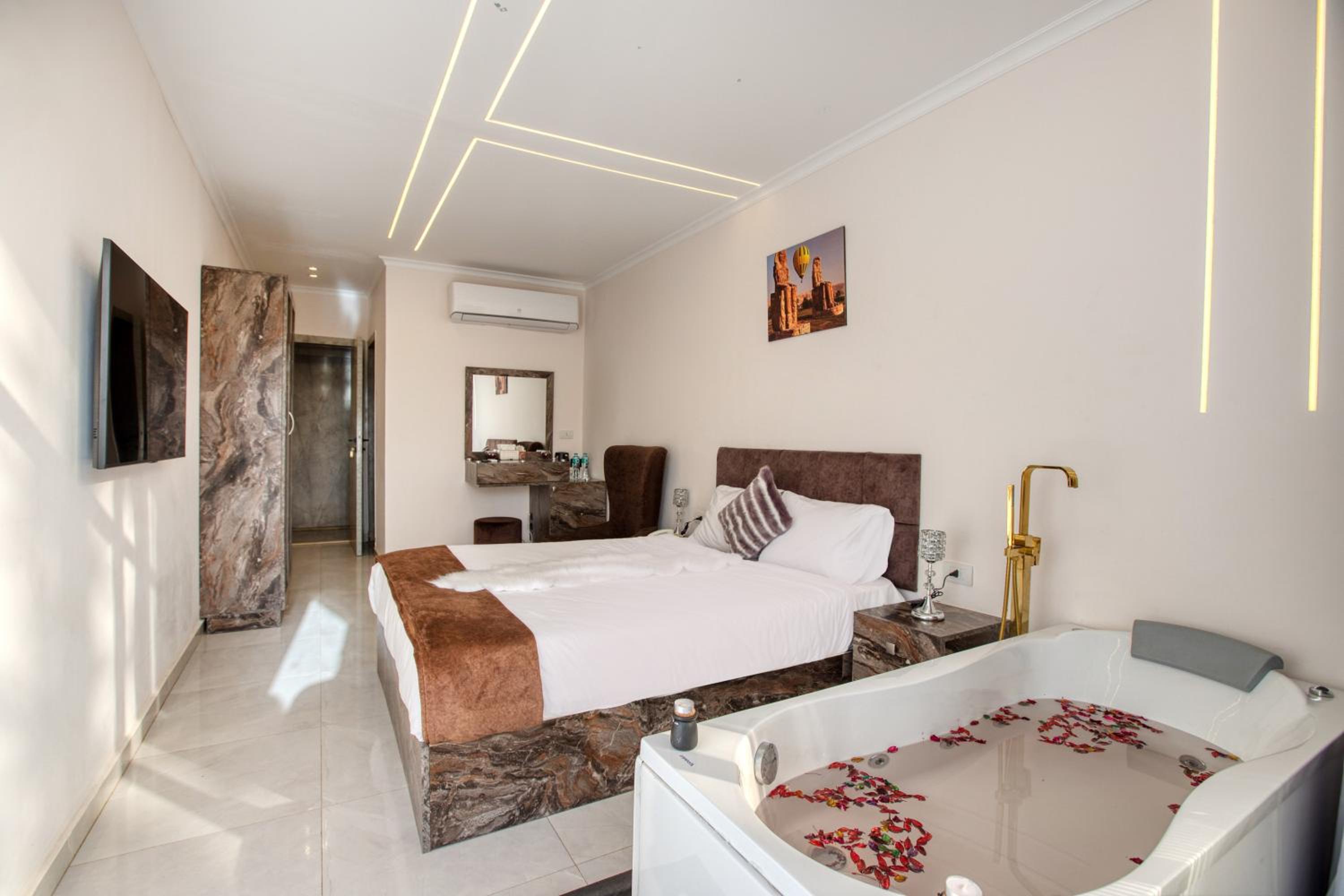 Tree Lounge Pyramids View INN , Sphinx Giza