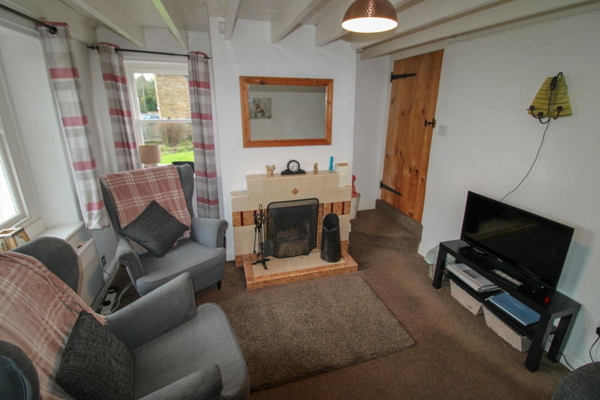 Greenside Cottage traditional cottage overlooking Caldbecks duck pond