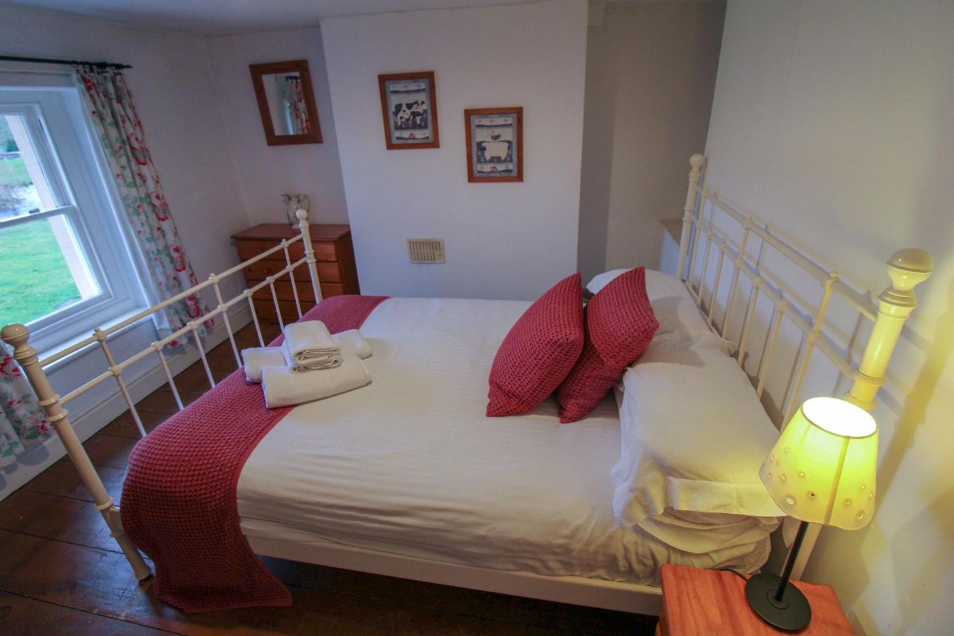 Greenside Cottage traditional cottage overlooking Caldbecks duck pond