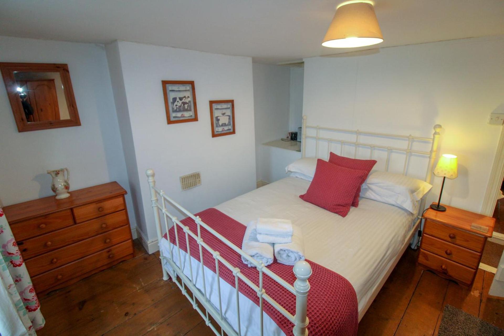 Greenside Cottage traditional cottage overlooking Caldbecks duck pond