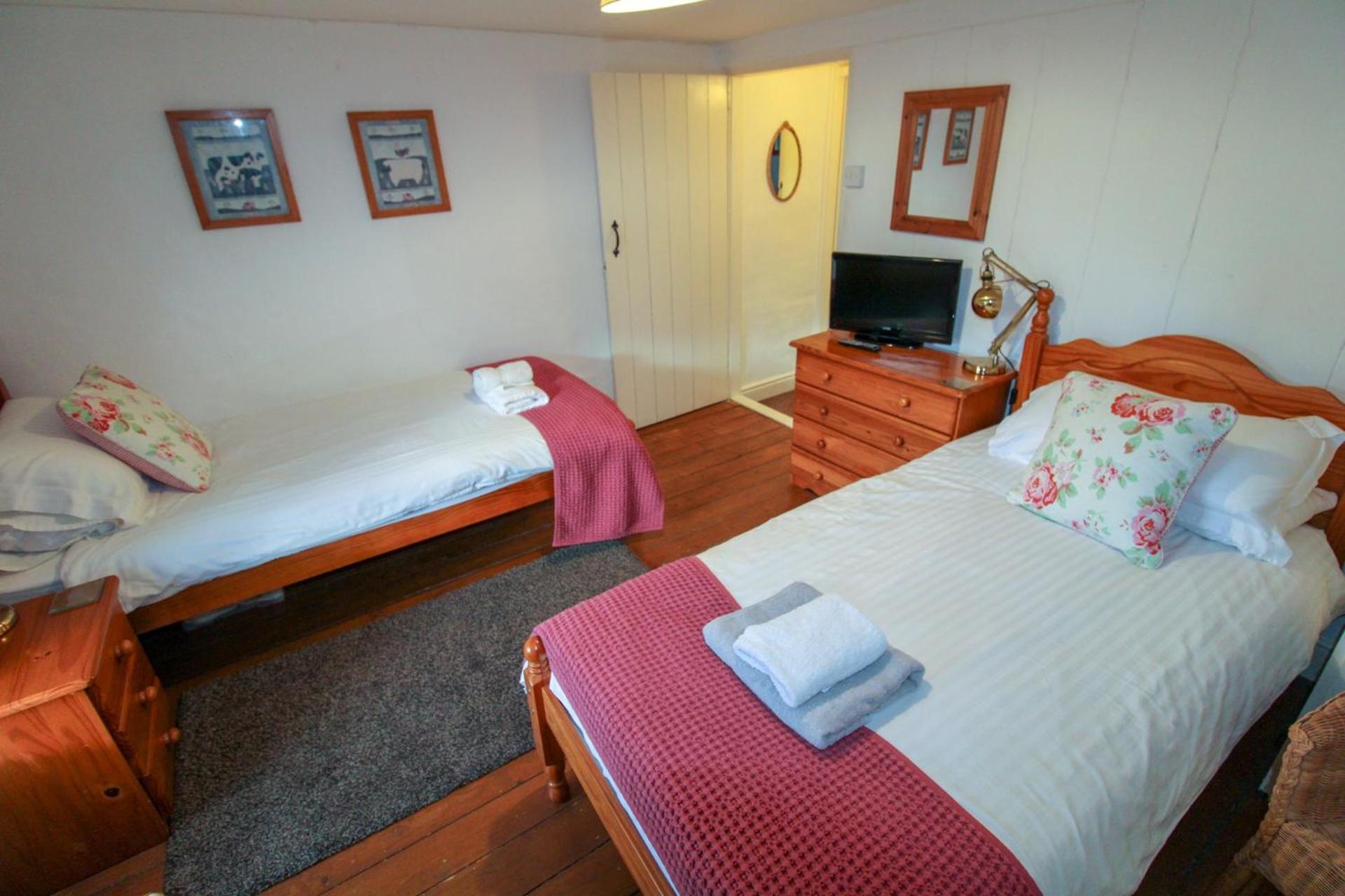 Greenside Cottage traditional cottage overlooking Caldbecks duck pond
