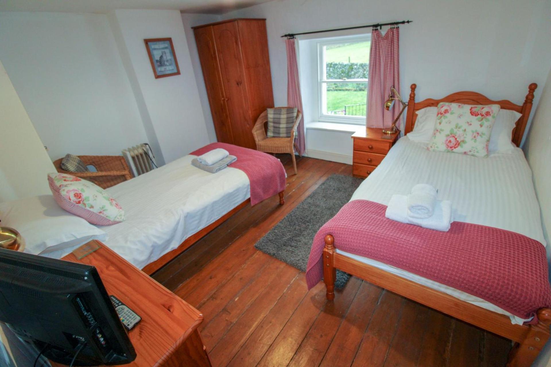 Greenside Cottage traditional cottage overlooking Caldbecks duck pond