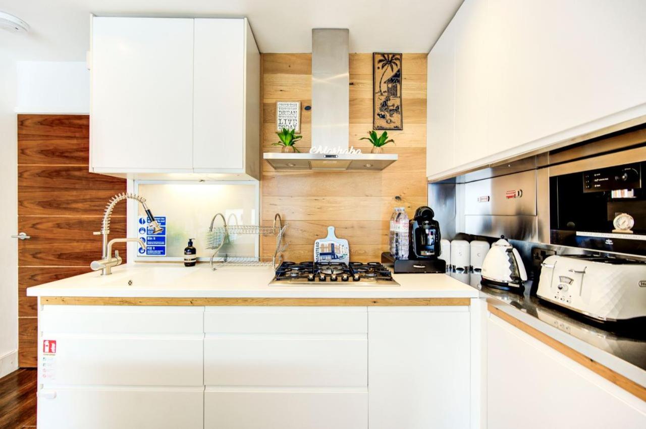 Dove House Wanstead - Stunning 4 Bedroom, 3 Bathroom House with Private Hottub & Gym - Escape London, in Lonon