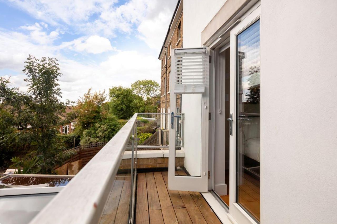 Dove House Wanstead - Stunning 4 Bedroom, 3 Bathroom House with Private Hottub & Gym - Escape London, in Lonon
