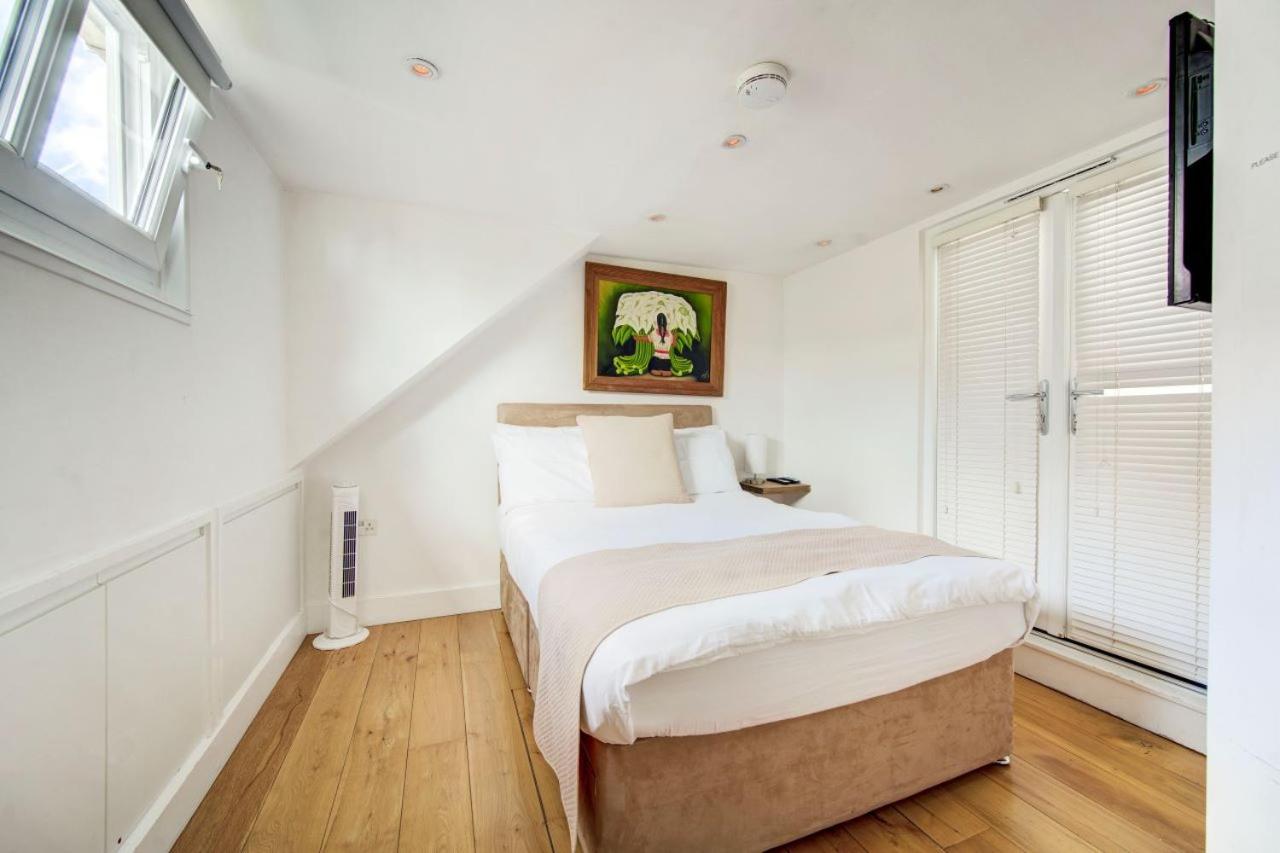 Dove House Wanstead - Stunning 4 Bedroom, 3 Bathroom House with Private Hottub & Gym - Escape London, in Lonon