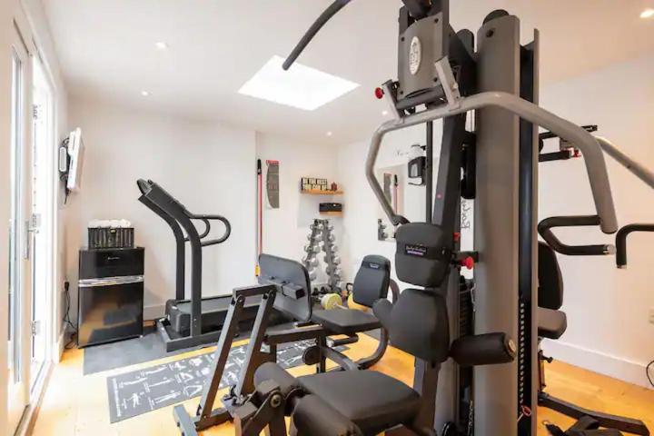 Dove House Wanstead - Stunning 4 Bedroom, 3 Bathroom House with Private Hottub & Gym - Escape London, in Lonon