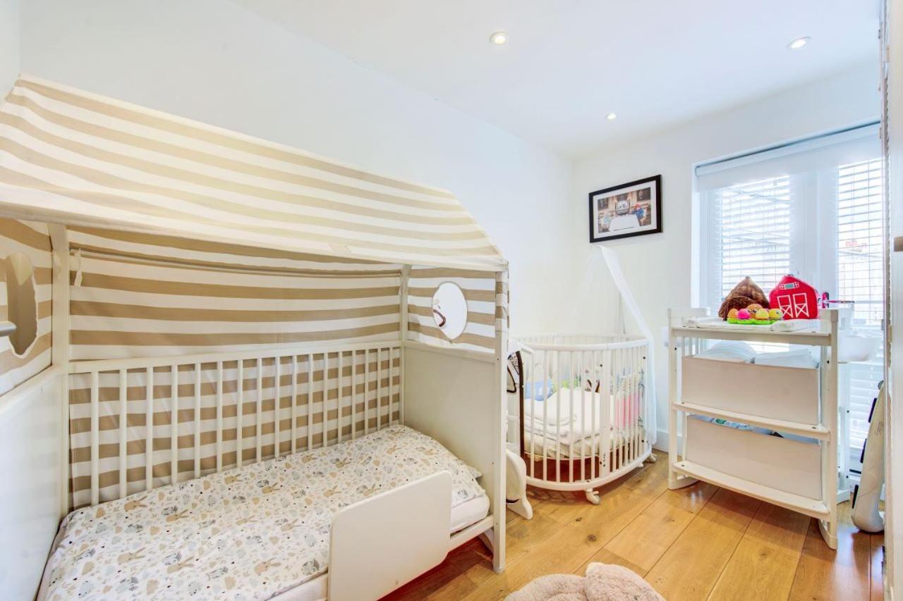 Dove House Wanstead - Stunning 4 Bedroom, 3 Bathroom House with Private Hottub & Gym - Escape London, in Lonon
